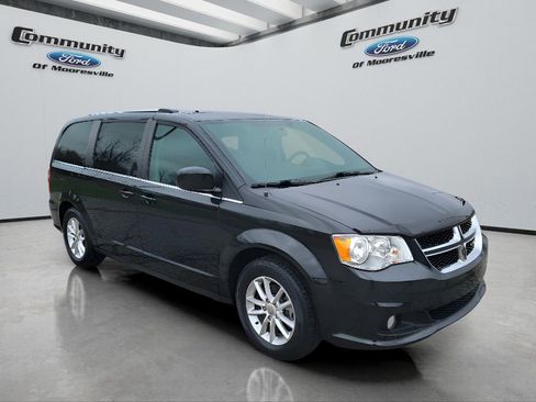 Used 2018 Dodge Grand Caravan SXT image 3