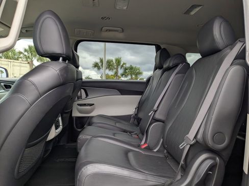 Used 2024 Kia Carnival LX FWD image 17