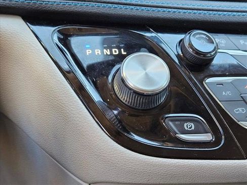 Used 2021 Chrysler Pacifica Touring-L w/ Premium & Safety Sphere Group image 16