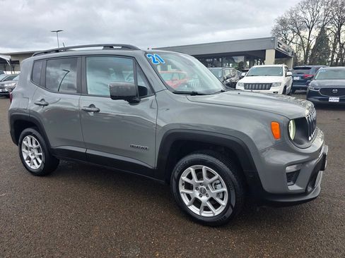 Used 2021 Jeep Renegade Latitude w/ Luxury Group I image 3