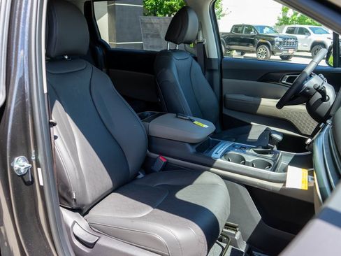 Used 2026 Kia Carnival FWD image 9