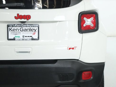 Used 2023 Jeep Renegade Latitude w/ Sun/Sound Group AWD/4WD image 45