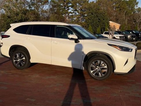 Used 2022 Toyota Highlander XLE image 3