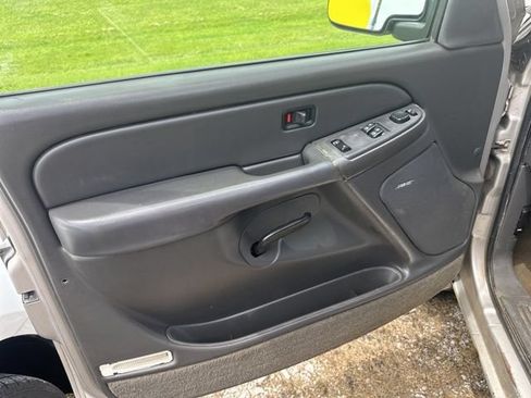 Used 2005 GMC Sierra 1500 SLE w/ Safe And Sound Package AWD/4WD image 19