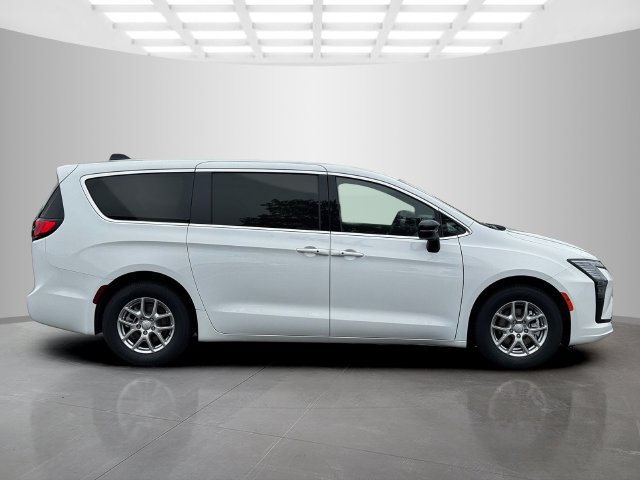 New 2027 Chrysler Pacifica Select FWD image 8
