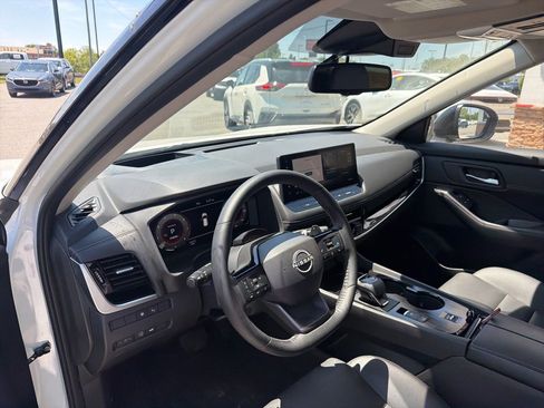 Used 2025 Nissan Rogue SL w/ Tech Package FWD image 4