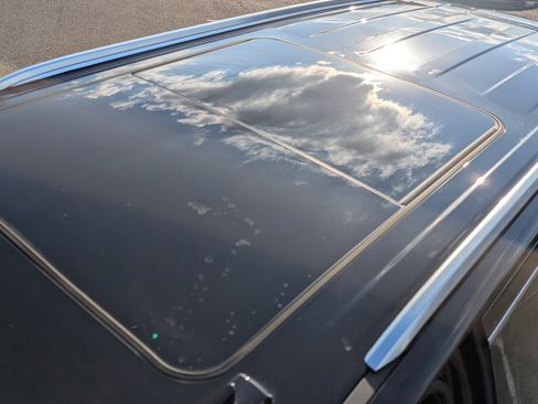 Used 2023 GMC Yukon SLT w/ SLT Luxury Package image 14