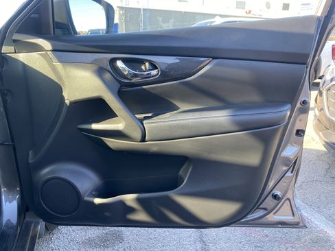 Used 2018 Nissan Rogue SV w/ Premium Package image 24