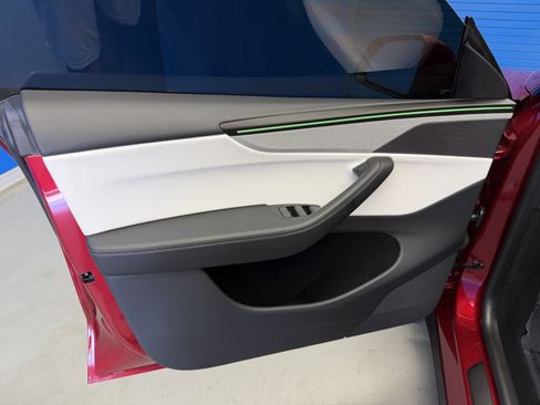 Used 2026 Tesla Model Y 2WD image 9