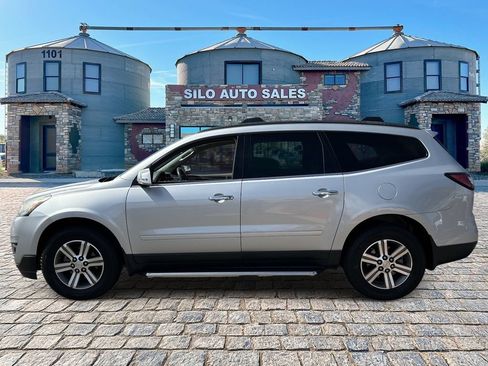 Used 2017 Chevrolet Traverse LT FWD image 2