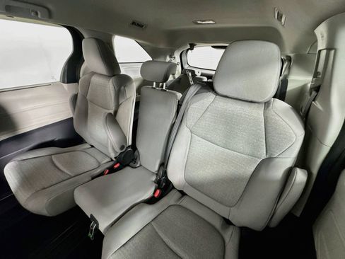 Used 2024 Toyota Sienna LE AWD/4WD image 19