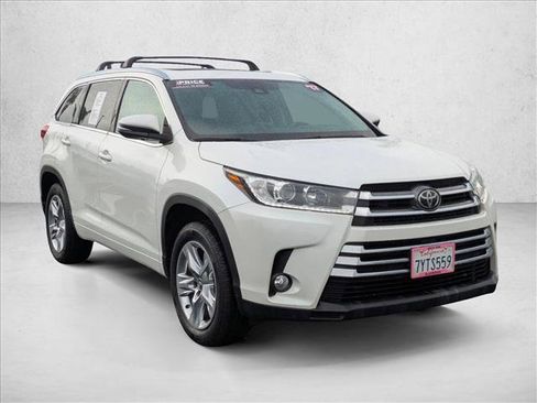 Used 2017 Toyota Highlander Limited image 3