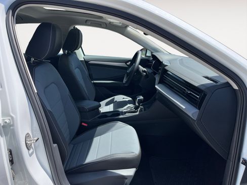 Certified 2025 Volkswagen Jetta SE w/ Sunroof Package image 18