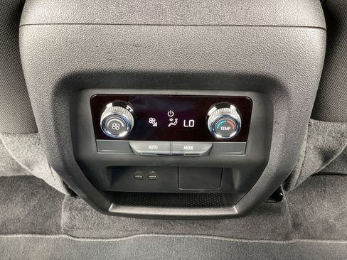 Used 2025 Chevrolet Traverse LT FWD image 31