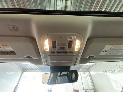 Used 2021 Toyota Highlander XLE AWD/4WD image 30