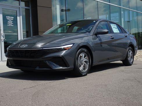New 2026 Hyundai Elantra SE FWD image 1