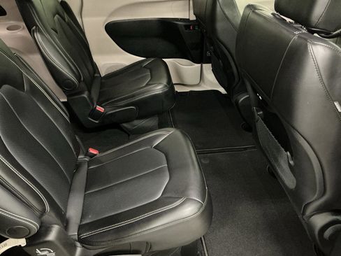 Used 2024 Chrysler Pacifica Touring-L FWD image 13