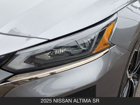 Used 2025 Nissan Altima 2.5 SR FWD image 10
