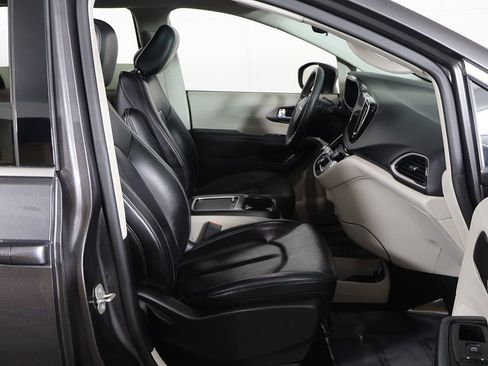 Used 2023 Chrysler Pacifica Touring-L FWD image 24