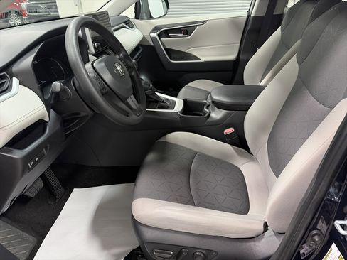 Used 2025 Toyota RAV4 XLE image 12