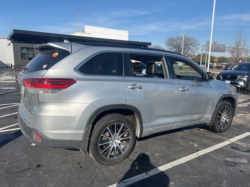 Used 2018 Toyota Highlander image 3