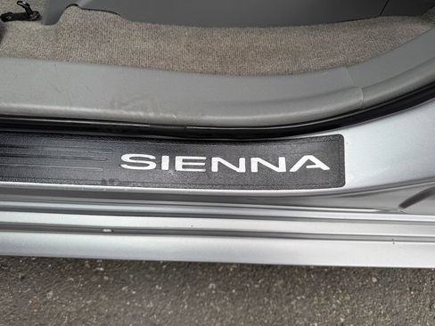 Used 2012 Toyota Sienna XLE FWD image 26
