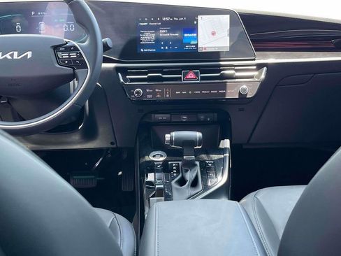 Certified 2025 Kia Niro EX FWD image 4