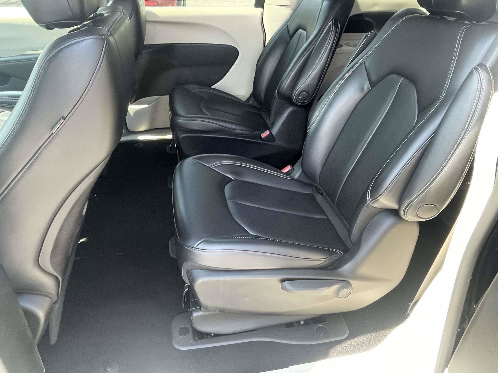 Used 2023 Chrysler Pacifica Touring-L FWD image 10