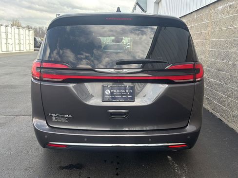 Used 2023 Chrysler Pacifica Touring-L image 39