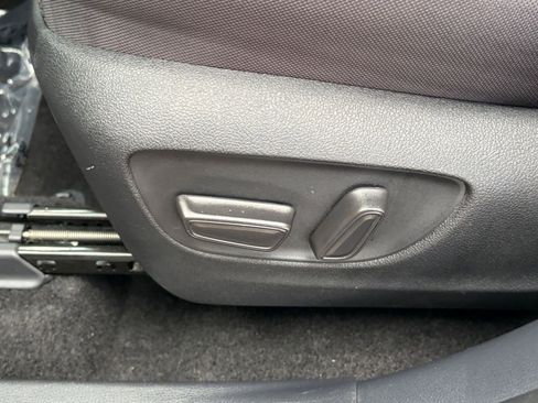 Used 2025 Toyota Highlander LE FWD image 23