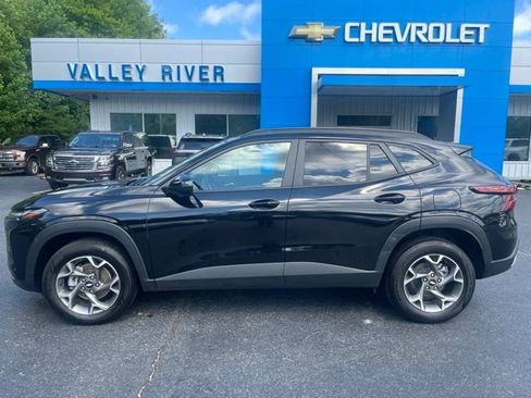 Used 2025 Chevrolet Trax LT w/ LT Convenience Package FWD image 9