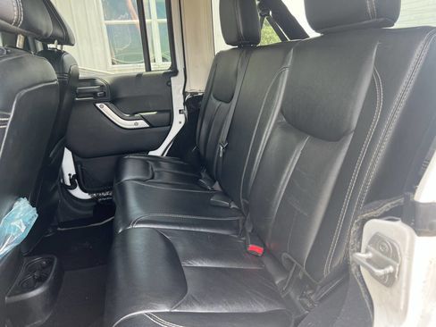 Used 2014 Jeep Wrangler Unlimited Rubicon w/ Connectivity Group AWD/4WD image 7
