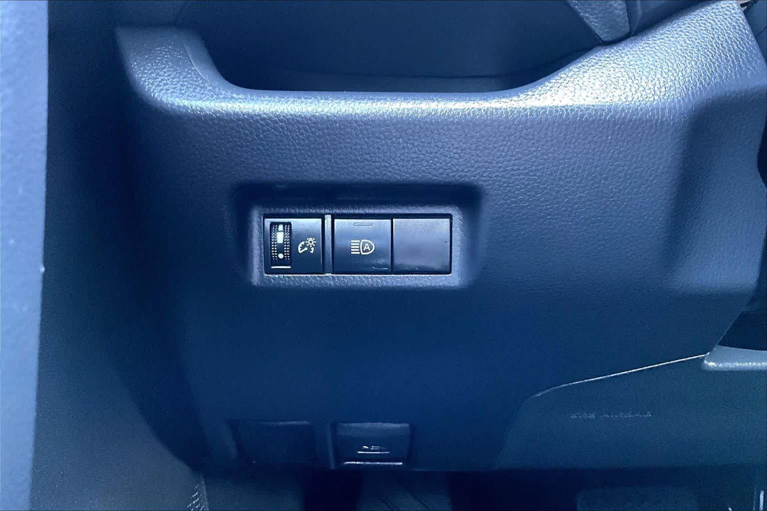 Used 2025 Toyota RAV4 XLE FWD image 32