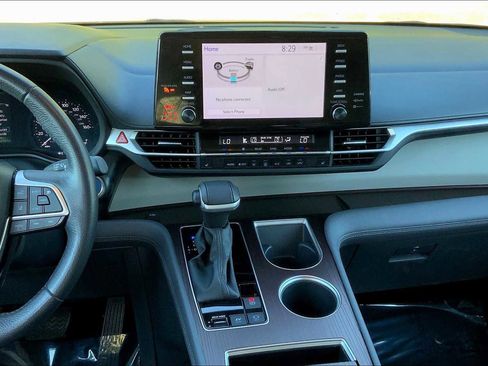 Used 2024 Toyota Sienna XLE image 6