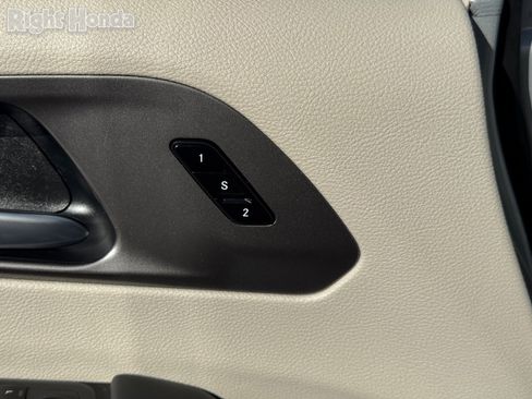 Used 2024 Chrysler Pacifica Touring-L image 20