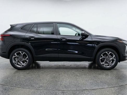 Used 2025 Chevrolet Trax LT image 11