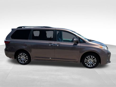 Used 2018 Toyota Sienna XLE Premium FWD image 4