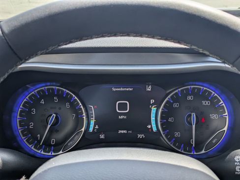 Used 2025 Chrysler Pacifica Select image 16