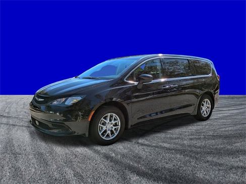 Used 2023 Chrysler Voyager LX image 8