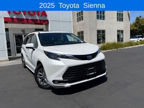 Used 2025 Toyota Sienna XLE w/ XLE Plus Package AWD/4WD image 2