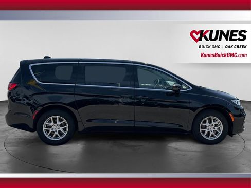 Used 2024 Chrysler Pacifica Touring-L FWD image 12