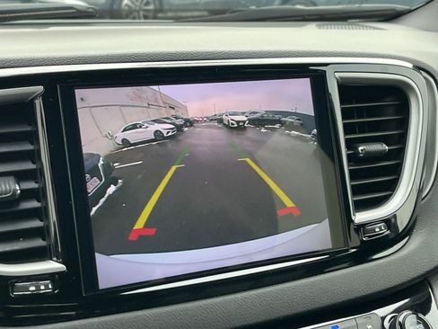 Used 2025 Chrysler Pacifica Select image 26