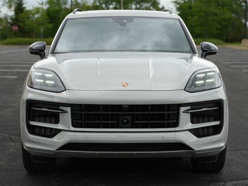 Used 2025 Porsche Cayenne GTS AWD/4WD image 2