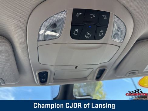 Used 2023 Chrysler Pacifica Limited FWD image 29