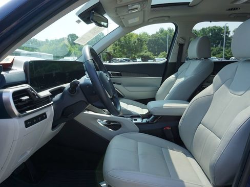 Used 2025 Kia Telluride EX w/ EX Captain's Chair Package FWD image 9