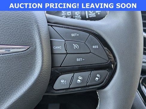 Used 2025 Chrysler Pacifica Limited FWD image 25