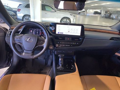 Used 2023 Lexus ES 250 w/ Premium Package image 10