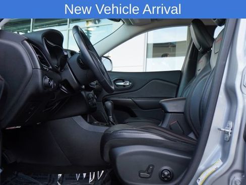 Used 2019 Jeep Cherokee Trailhawk AWD/4WD image 29