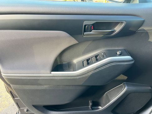 Used 2025 Toyota Highlander LE image 21