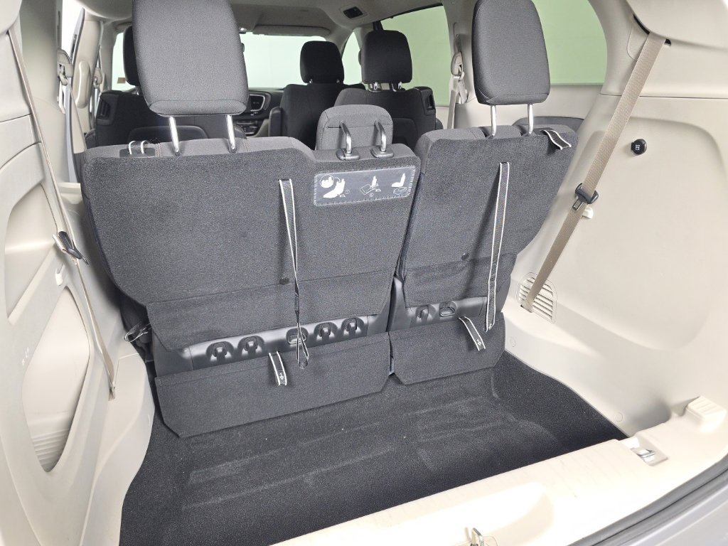 Used 2020 Chrysler Pacifica Touring w/ Cold Weather Group FWD image 26